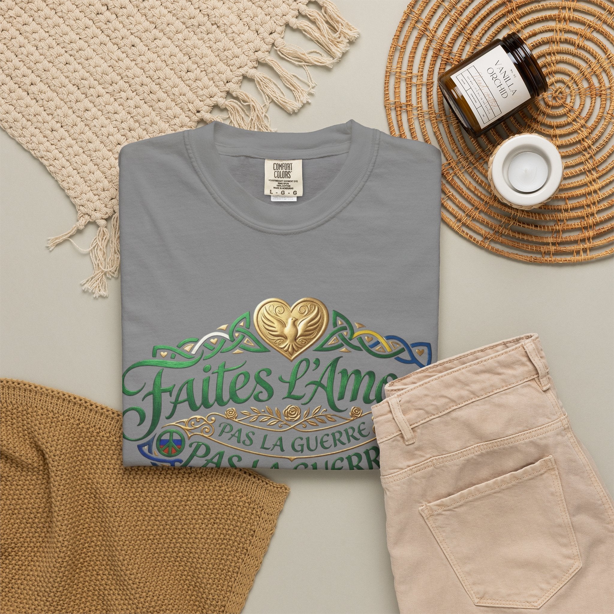 T-Shirt — Faites L'Amour Pas La Guerre Floral Script Graphic Tee