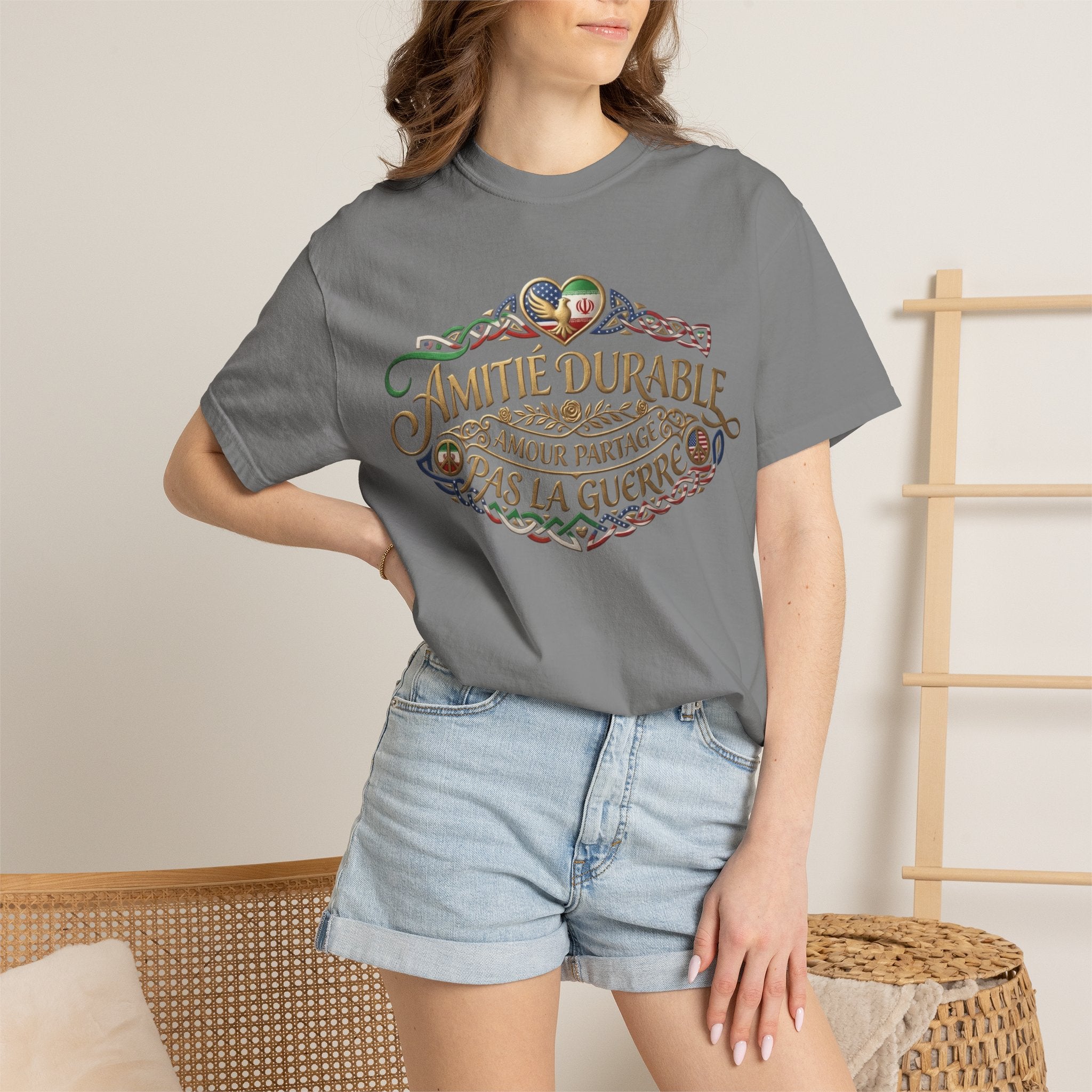 T-Shirt — "Amitié Durable, Amour Partagé, Pas la Guerre" Vintage Peace Heart Design