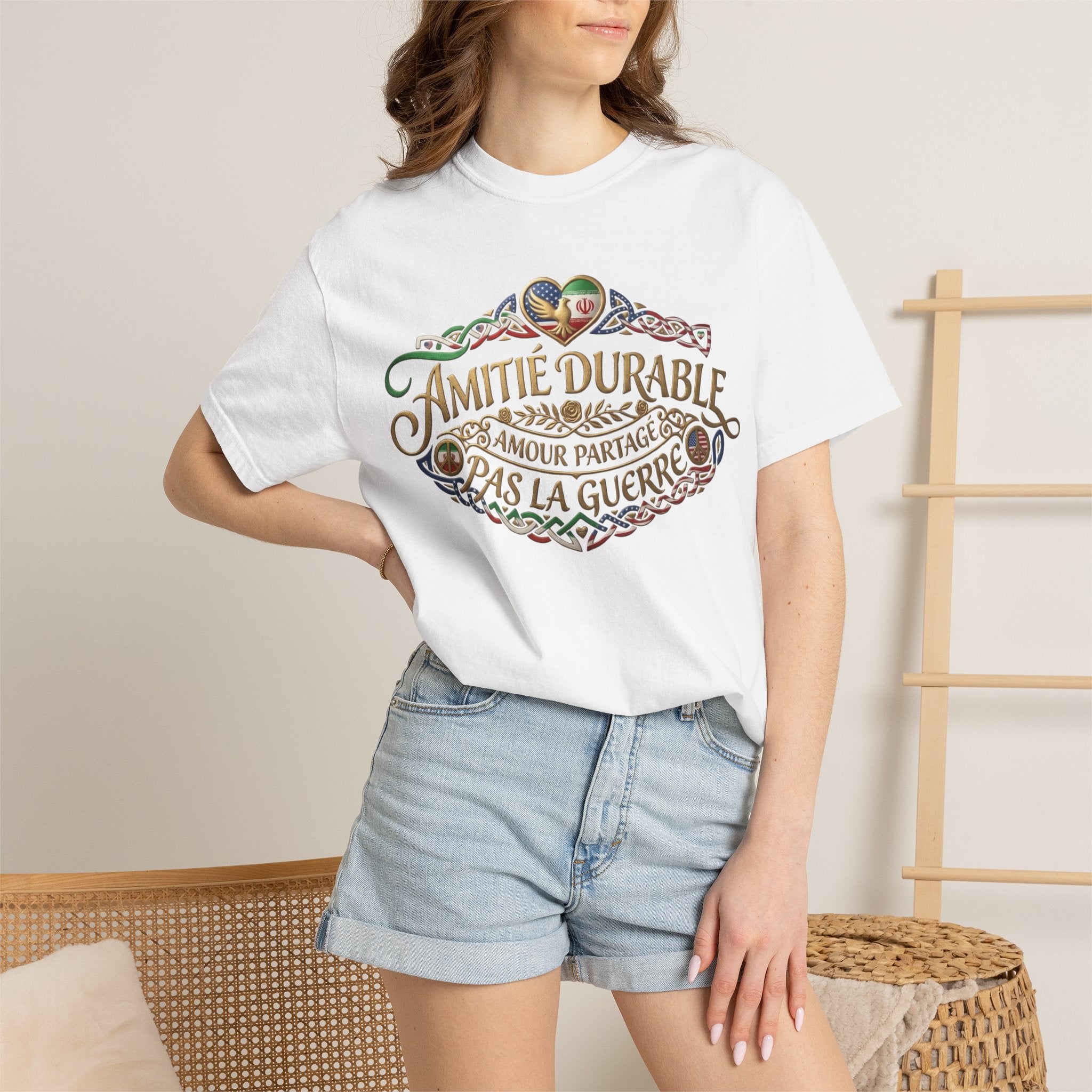 T-Shirt — "Amitié Durable, Amour Partagé, Pas la Guerre" Vintage Peace Heart Design