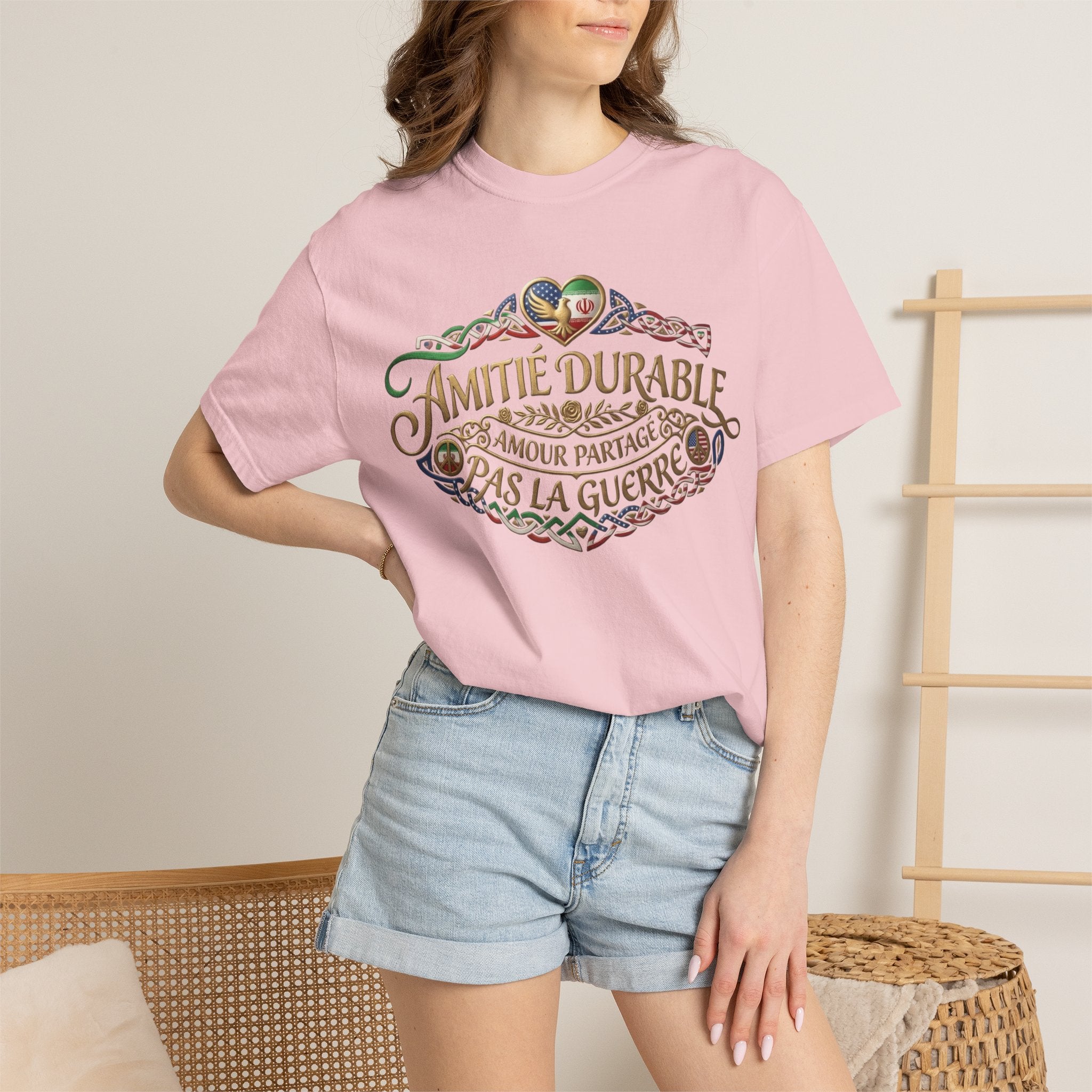 T-Shirt — "Amitié Durable, Amour Partagé, Pas la Guerre" Vintage Peace Heart Design